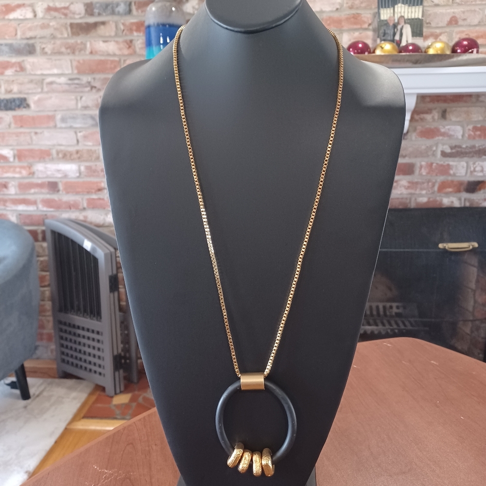 #932 Goldtone and Round Black Pendant Necklace